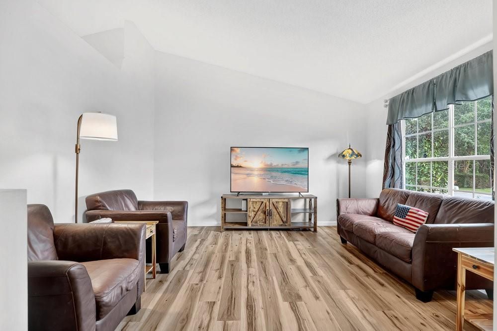 Active With Contract: $350,000 (3 beds, 2 baths, 1499 Square Feet)