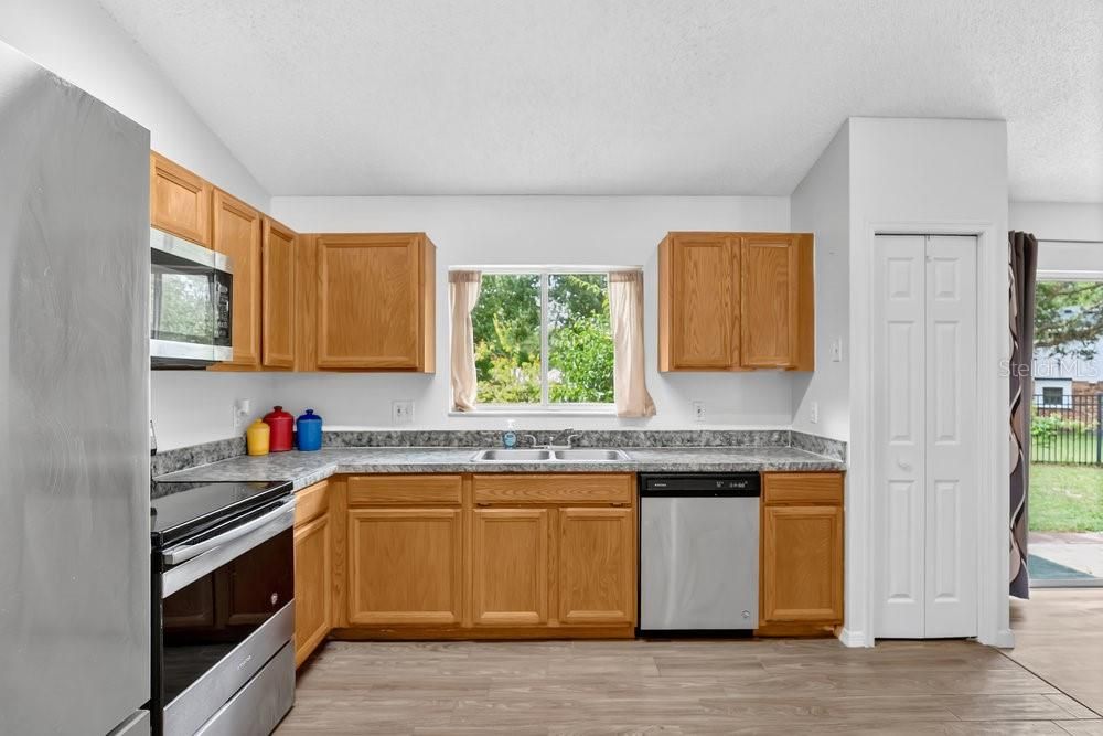 Active With Contract: $350,000 (3 beds, 2 baths, 1499 Square Feet)