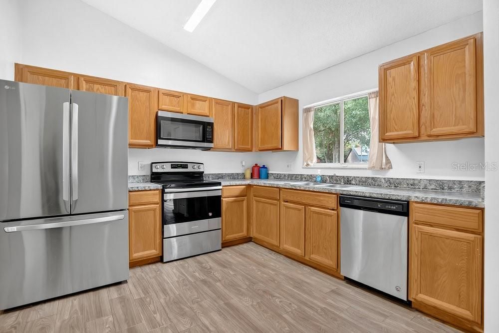 Active With Contract: $350,000 (3 beds, 2 baths, 1499 Square Feet)