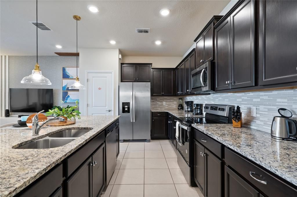 Active With Contract: $525,000 (5 beds, 4 baths, 2283 Square Feet)