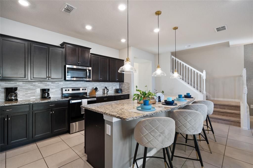 Active With Contract: $525,000 (5 beds, 4 baths, 2283 Square Feet)