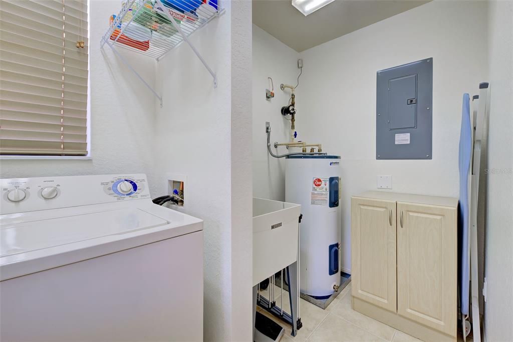 For Sale: $290,000 (3 beds, 2 baths, 1383 Square Feet)