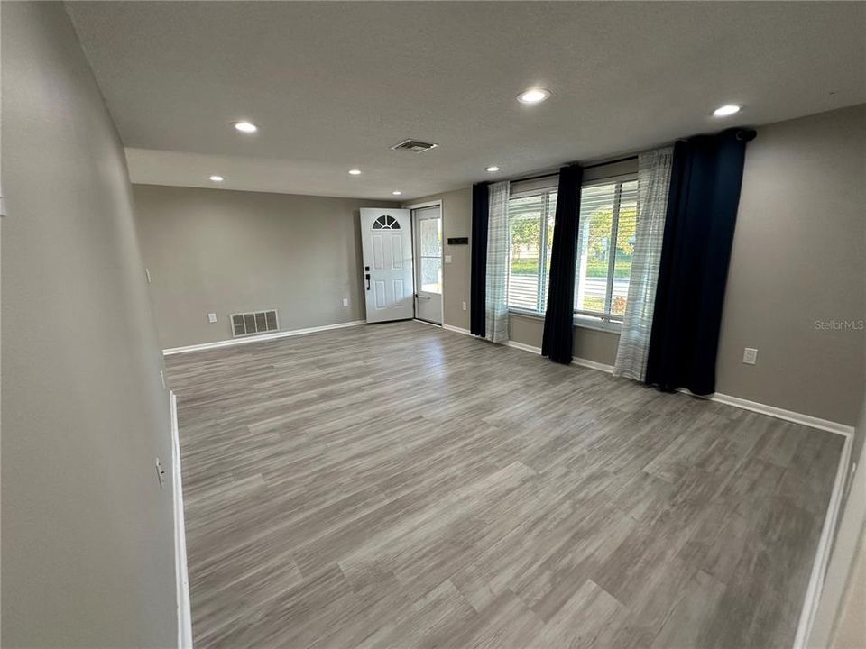 Active With Contract: $285,000 (3 beds, 2 baths, 1307 Square Feet)