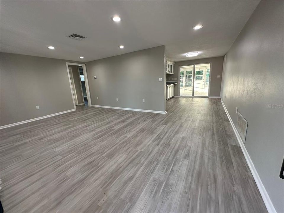 Active With Contract: $285,000 (3 beds, 2 baths, 1307 Square Feet)