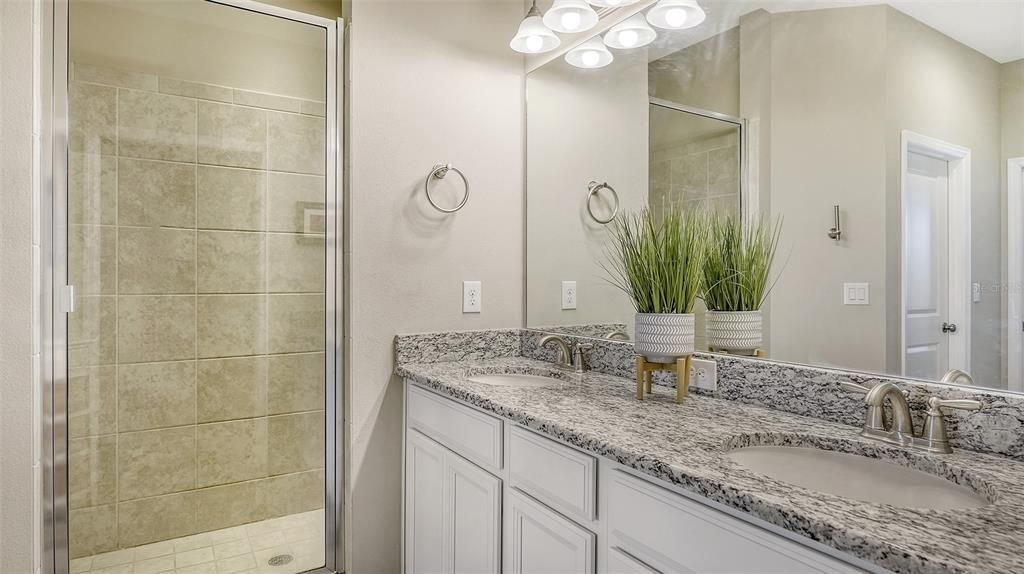 合同活跃: $365,000 (2 贝兹, 2 浴室, 1528 平方英尺)