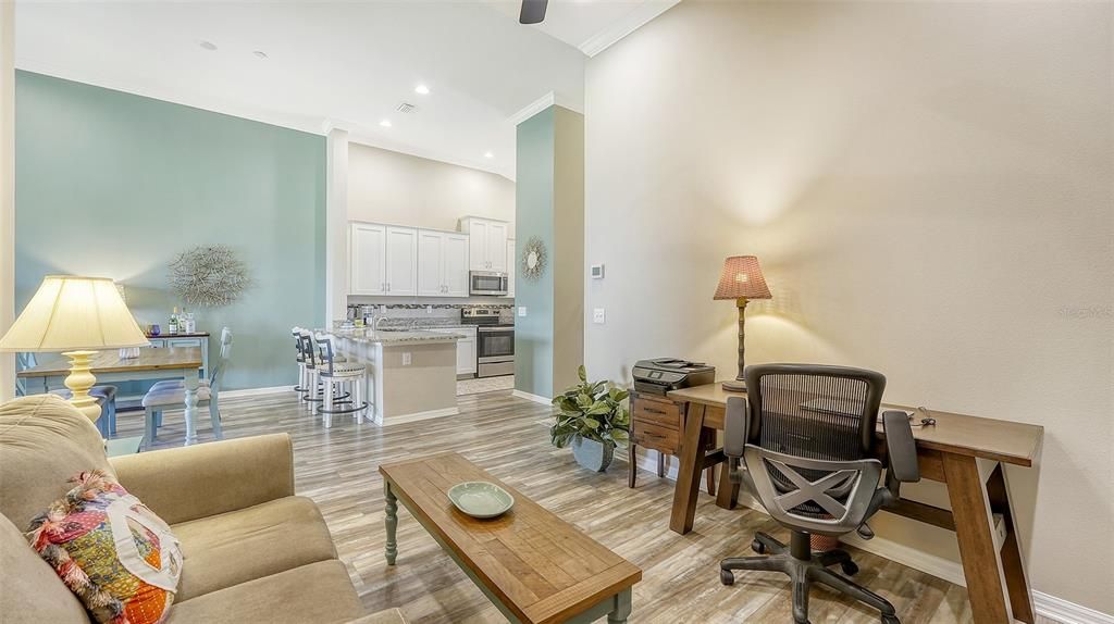 合同活跃: $365,000 (2 贝兹, 2 浴室, 1528 平方英尺)