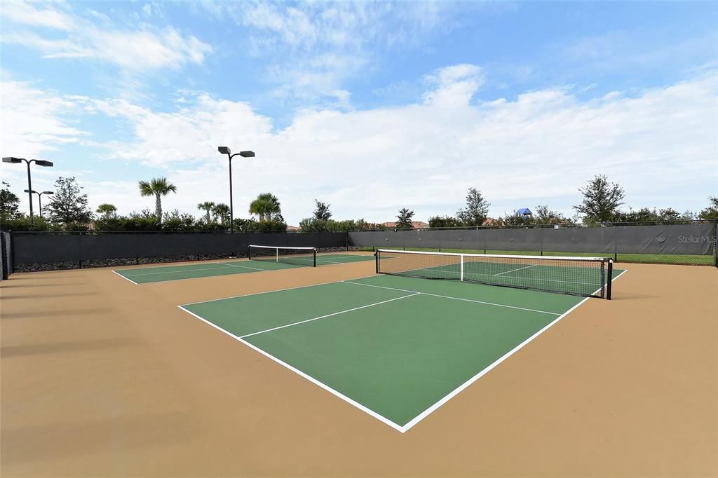 合同活跃: $365,000 (2 贝兹, 2 浴室, 1528 平方英尺)