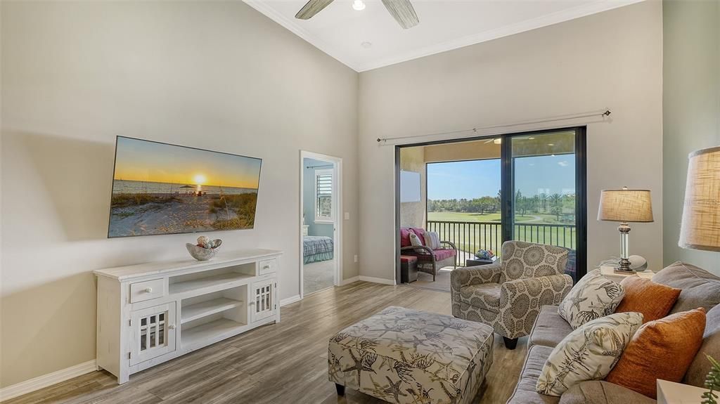 合同活跃: $365,000 (2 贝兹, 2 浴室, 1528 平方英尺)