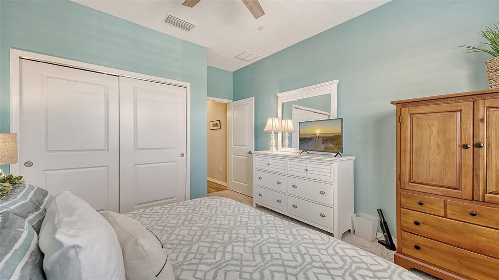 合同活跃: $365,000 (2 贝兹, 2 浴室, 1528 平方英尺)