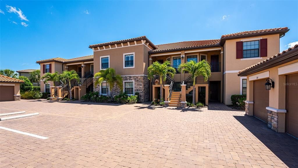 合同活跃: $365,000 (2 贝兹, 2 浴室, 1528 平方英尺)