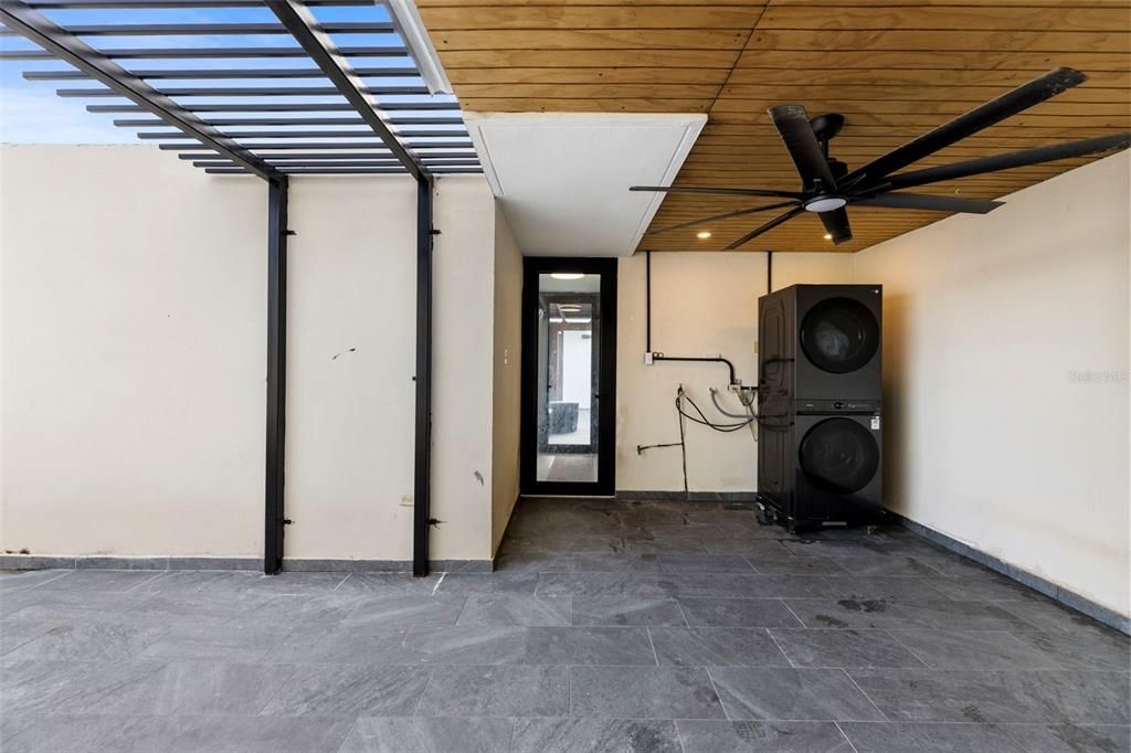 Под контрактом: $252,900 (3 спален, 3 ванн, 1500 Квадратных фут)