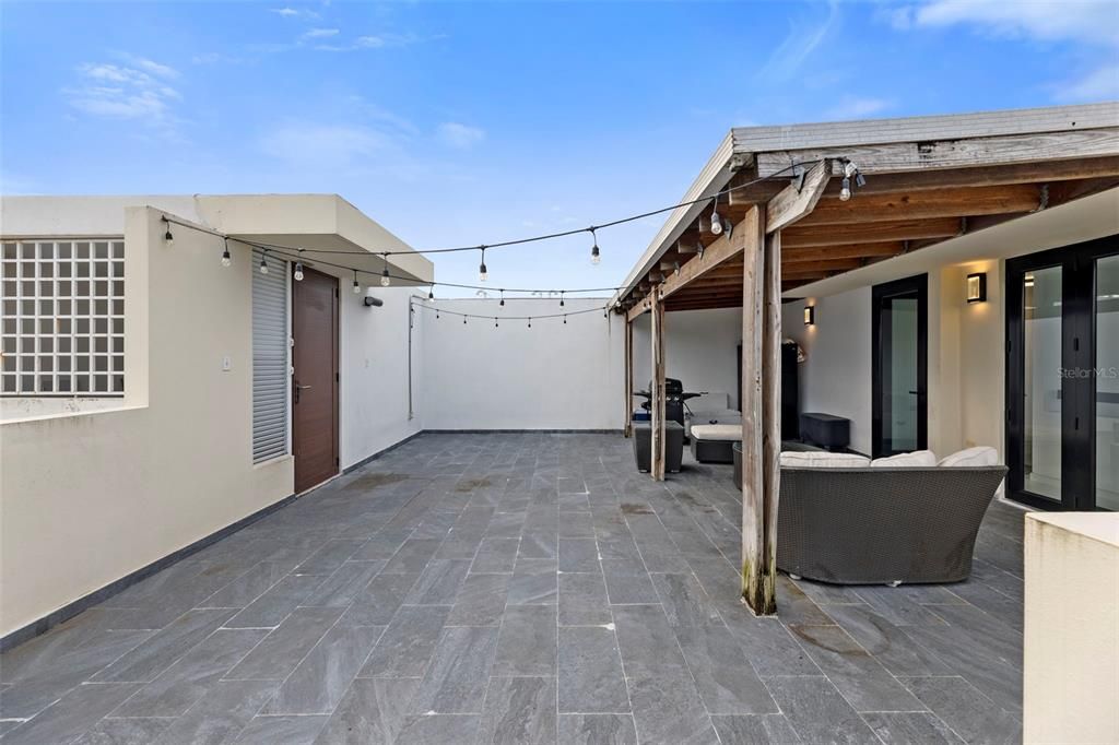 Под контрактом: $252,900 (3 спален, 3 ванн, 1500 Квадратных фут)