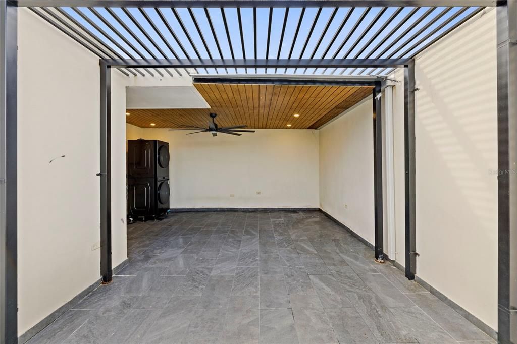 Под контрактом: $252,900 (3 спален, 3 ванн, 1500 Квадратных фут)