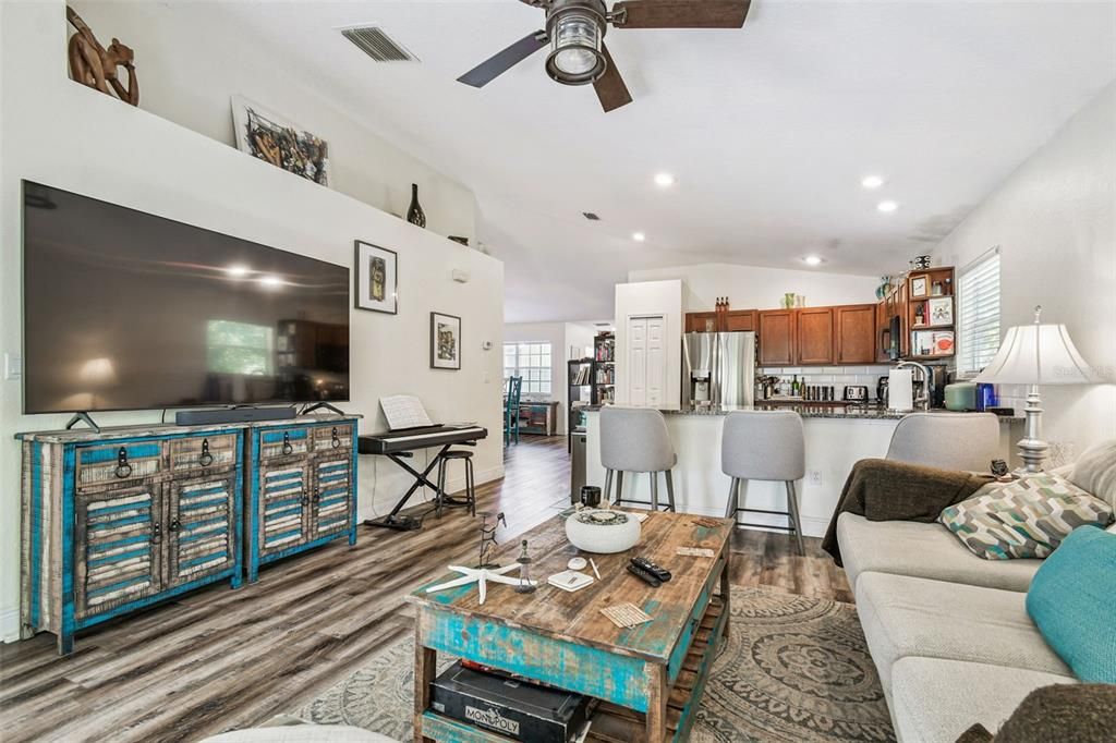 待售: $305,000 (3 贝兹, 2 浴室, 1624 平方英尺)