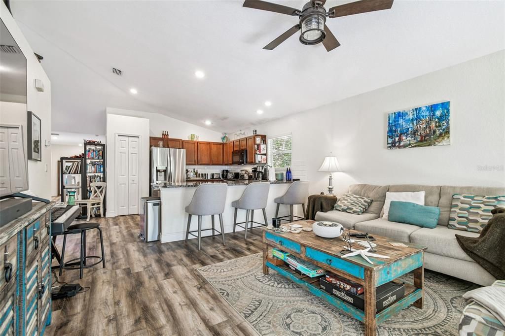 待售: $305,000 (3 贝兹, 2 浴室, 1624 平方英尺)