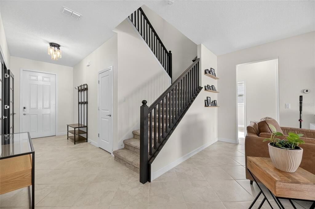 Под контрактом: $420,000 (4 спален, 3 ванн, 2555 Квадратных фут)