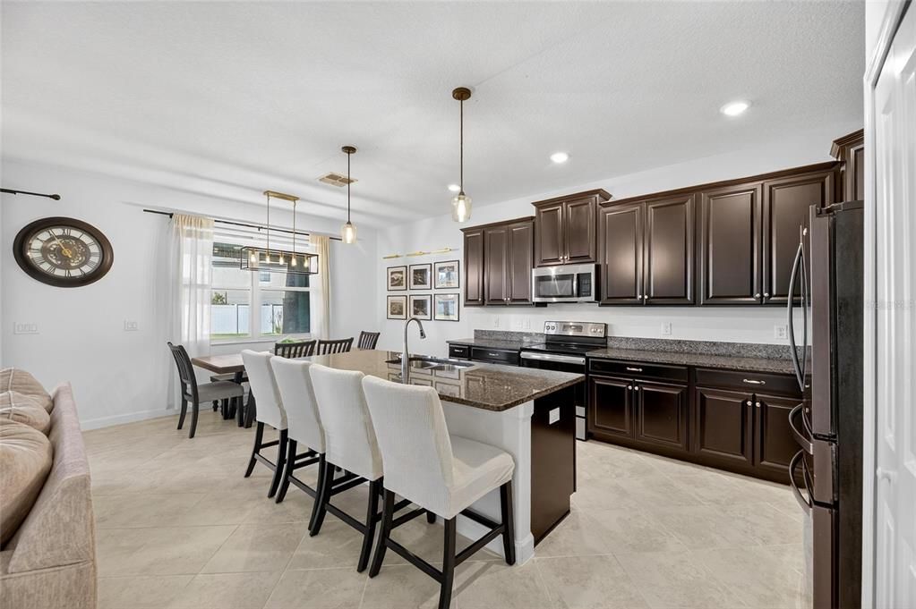 Под контрактом: $420,000 (4 спален, 3 ванн, 2555 Квадратных фут)