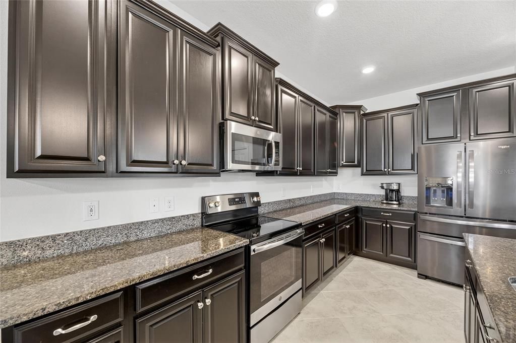 Под контрактом: $420,000 (4 спален, 3 ванн, 2555 Квадратных фут)