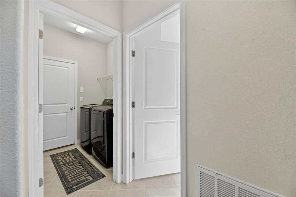 Под контрактом: $420,000 (4 спален, 3 ванн, 2555 Квадратных фут)