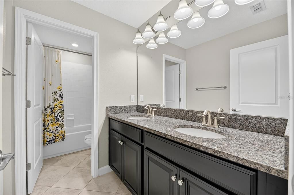 Под контрактом: $420,000 (4 спален, 3 ванн, 2555 Квадратных фут)