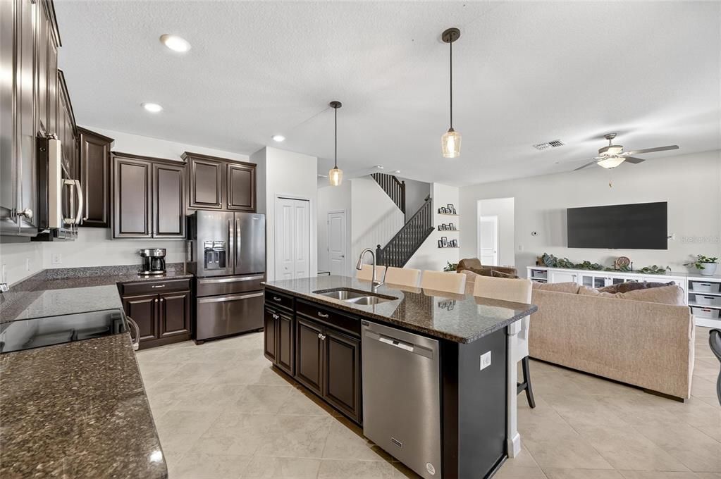 Под контрактом: $420,000 (4 спален, 3 ванн, 2555 Квадратных фут)