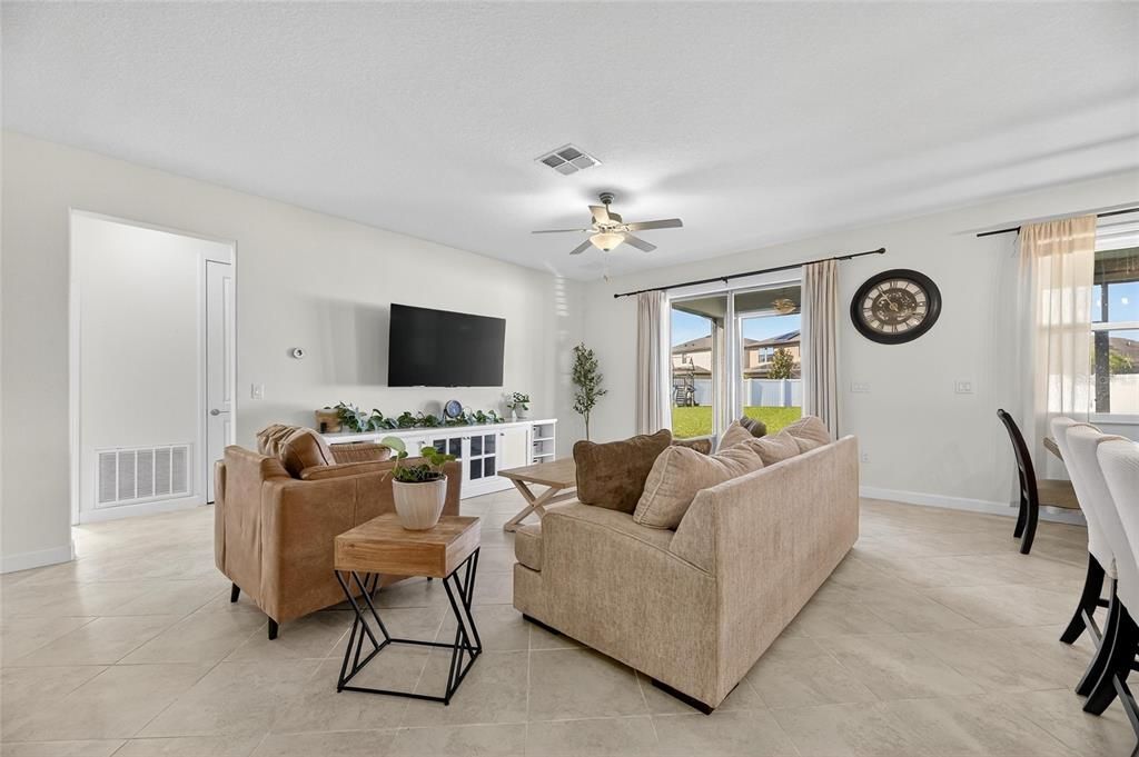 Под контрактом: $420,000 (4 спален, 3 ванн, 2555 Квадратных фут)