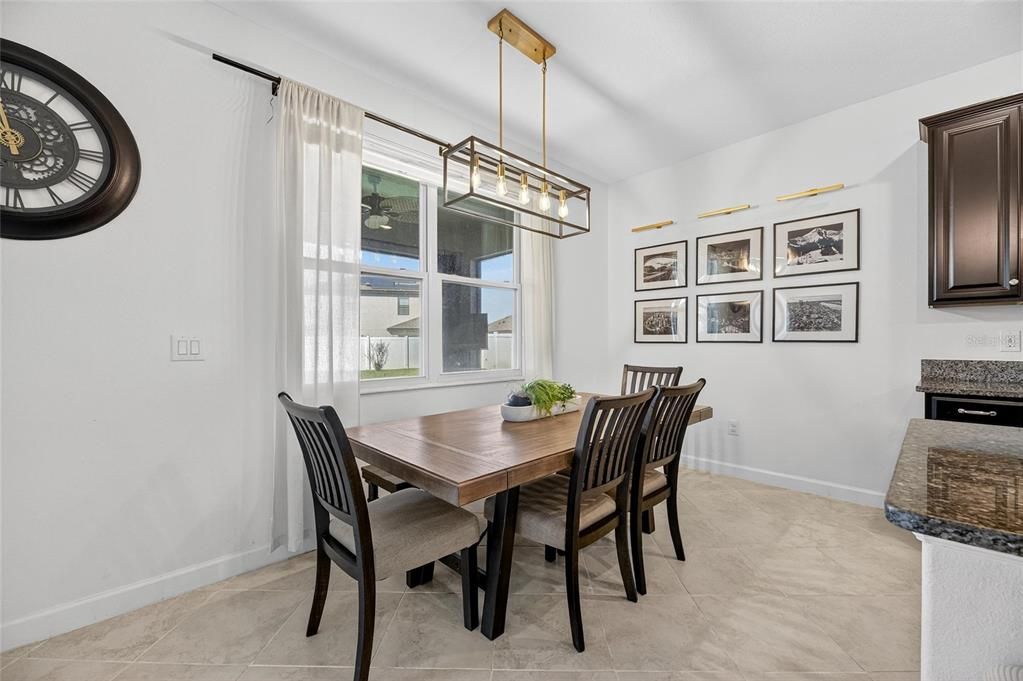 Под контрактом: $420,000 (4 спален, 3 ванн, 2555 Квадратных фут)