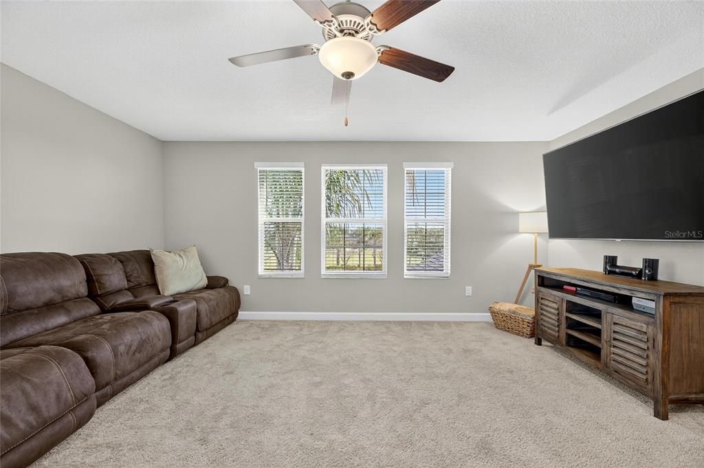 Под контрактом: $420,000 (4 спален, 3 ванн, 2555 Квадратных фут)