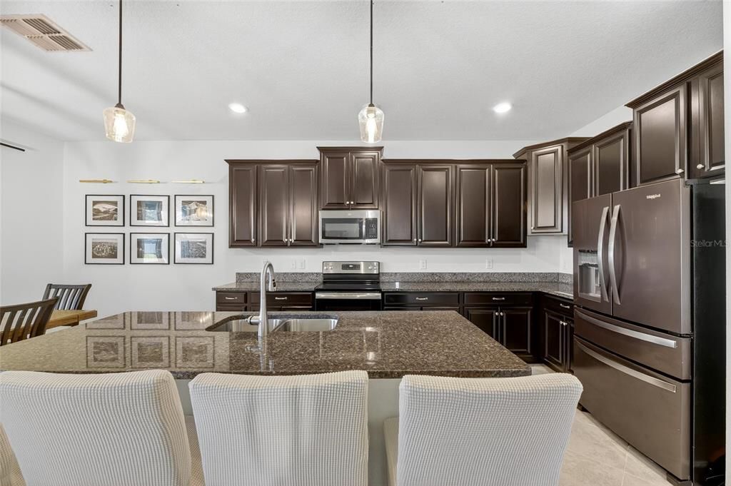 Под контрактом: $420,000 (4 спален, 3 ванн, 2555 Квадратных фут)