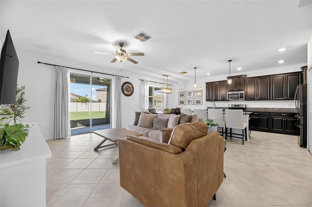 Под контрактом: $420,000 (4 спален, 3 ванн, 2555 Квадратных фут)