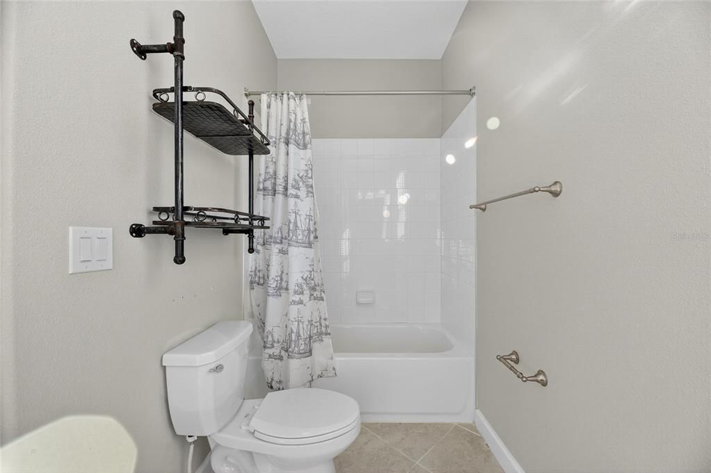 Под контрактом: $420,000 (4 спален, 3 ванн, 2555 Квадратных фут)