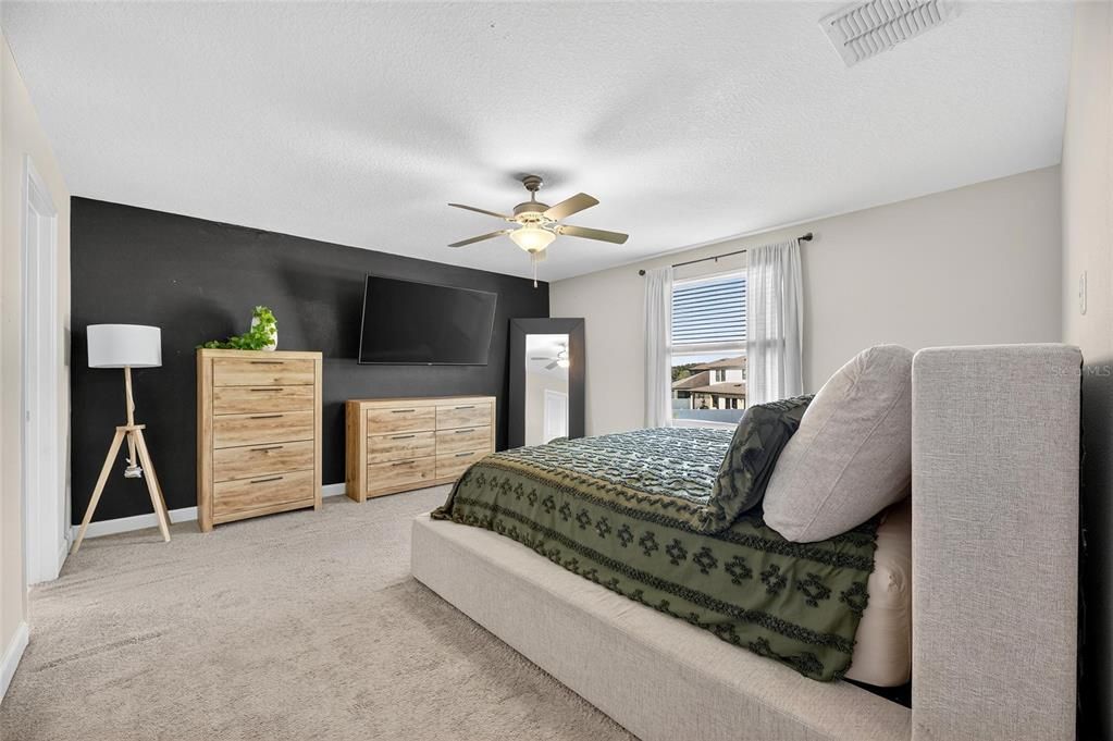 Под контрактом: $420,000 (4 спален, 3 ванн, 2555 Квадратных фут)