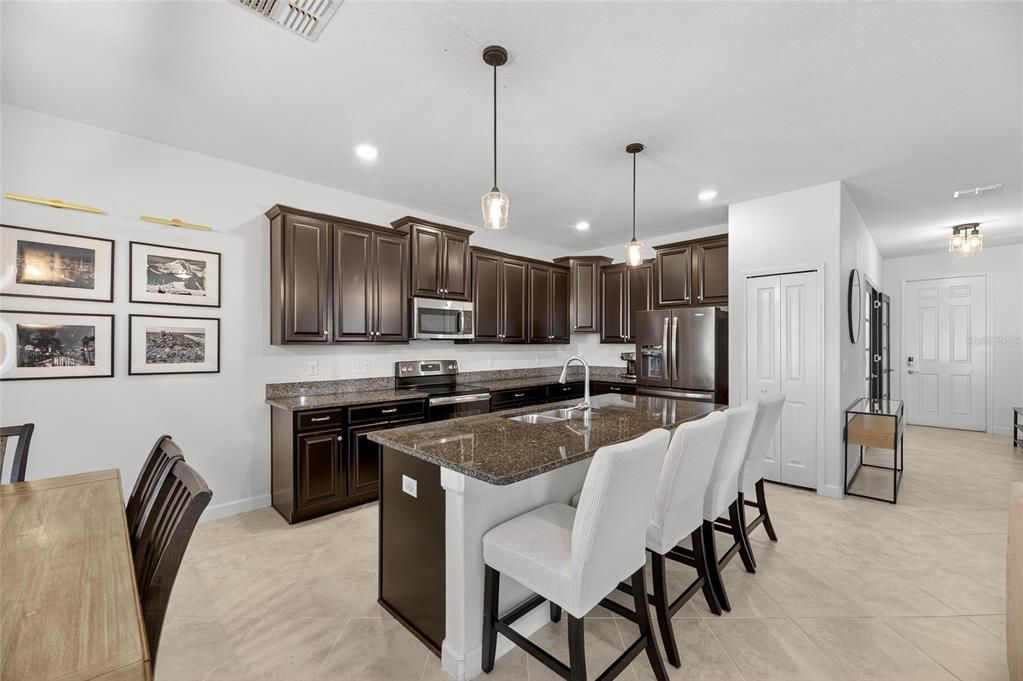 Под контрактом: $420,000 (4 спален, 3 ванн, 2555 Квадратных фут)