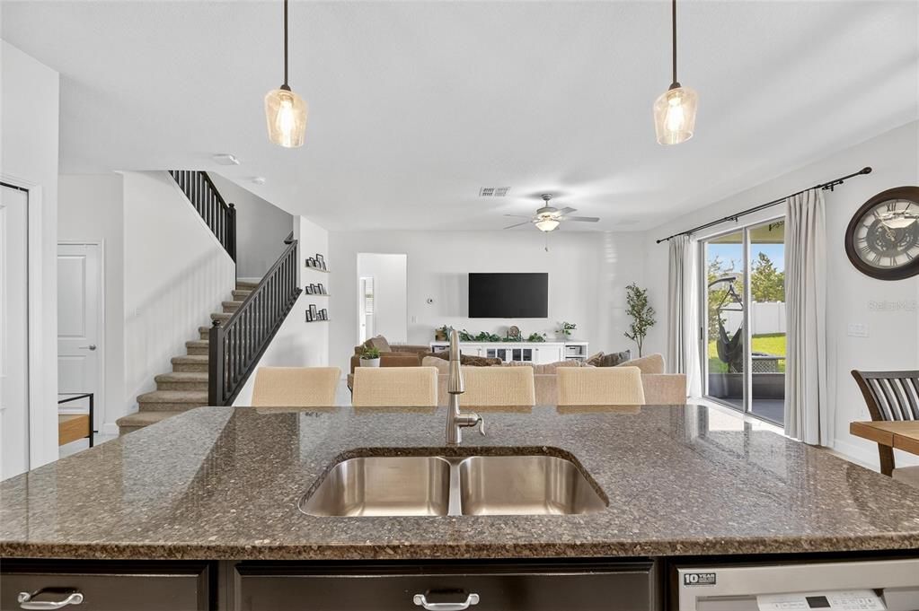 Под контрактом: $420,000 (4 спален, 3 ванн, 2555 Квадратных фут)