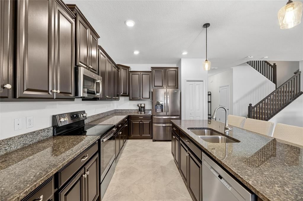 Под контрактом: $420,000 (4 спален, 3 ванн, 2555 Квадратных фут)