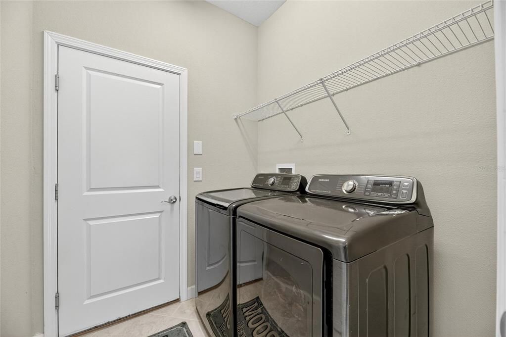 Под контрактом: $420,000 (4 спален, 3 ванн, 2555 Квадратных фут)