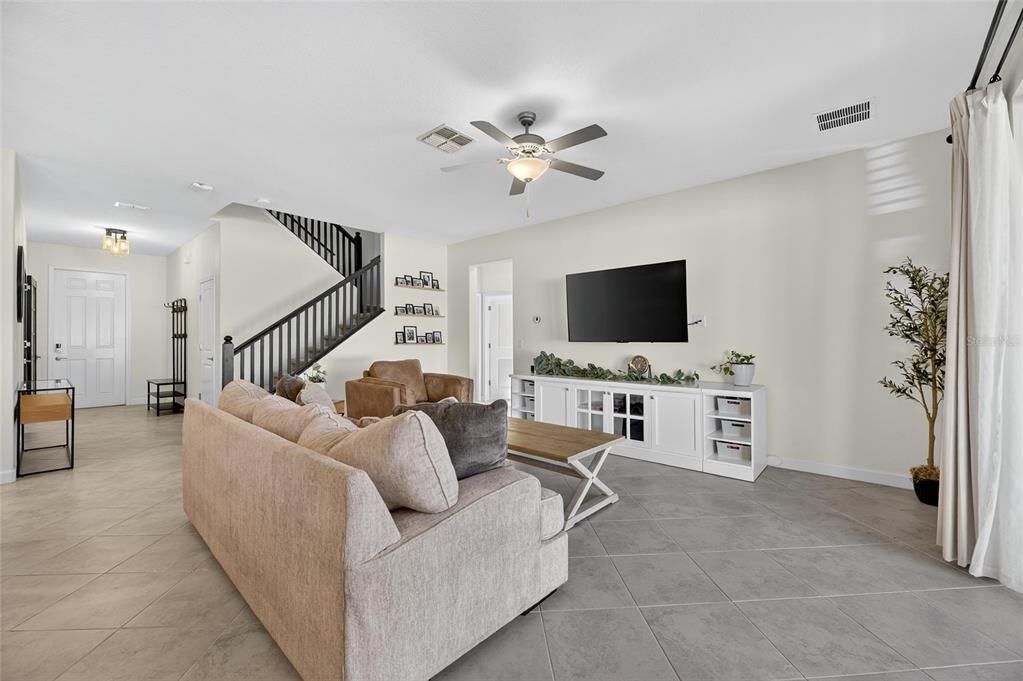 Под контрактом: $420,000 (4 спален, 3 ванн, 2555 Квадратных фут)