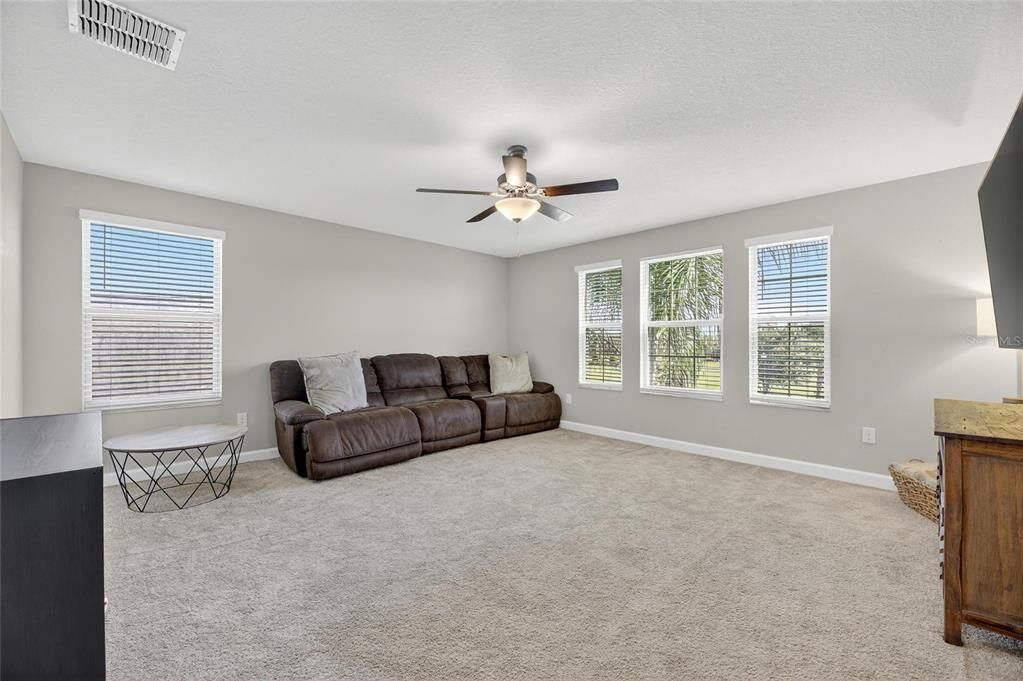 Под контрактом: $420,000 (4 спален, 3 ванн, 2555 Квадратных фут)