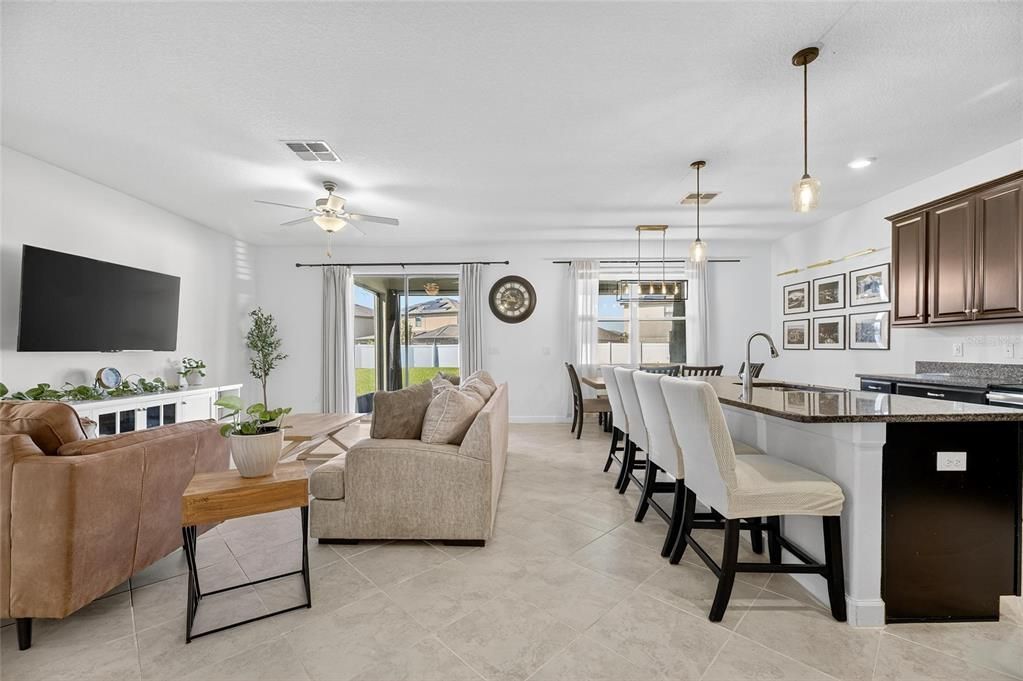 Под контрактом: $420,000 (4 спален, 3 ванн, 2555 Квадратных фут)