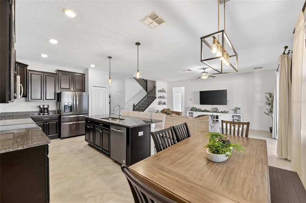 Под контрактом: $420,000 (4 спален, 3 ванн, 2555 Квадратных фут)