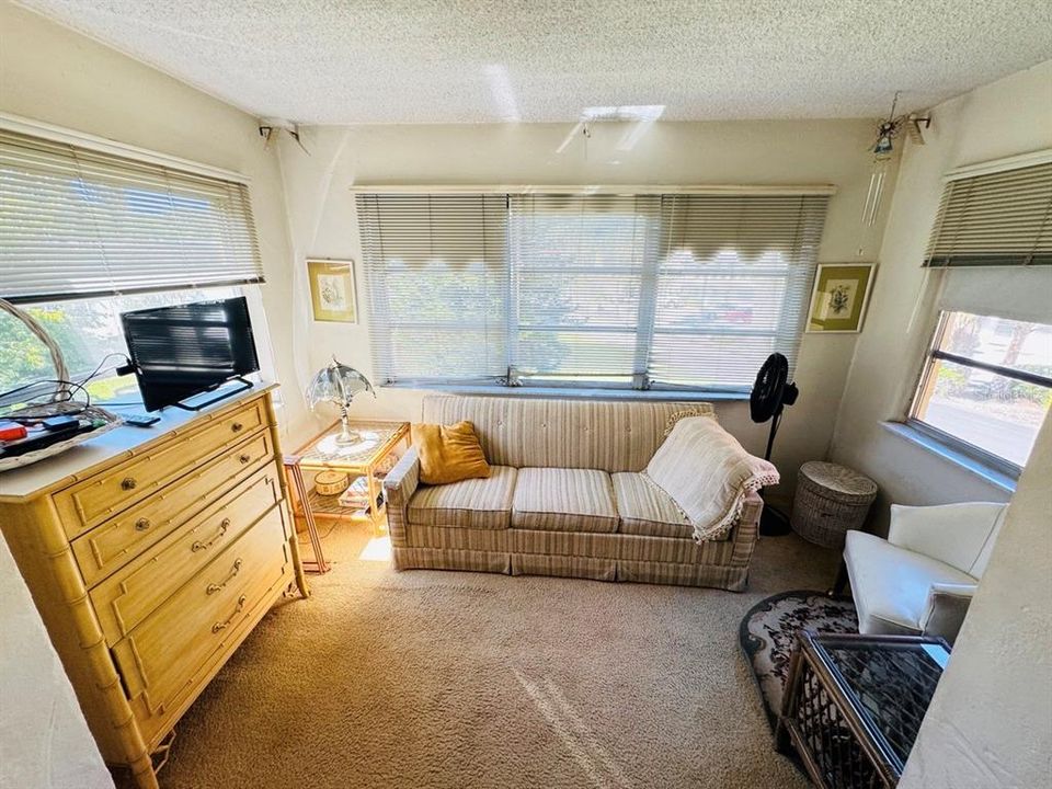 待售: $72,900 (1 贝兹, 1 浴室, 850 平方英尺)