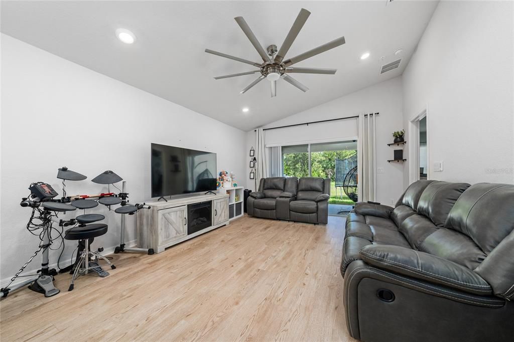 For Rent: $2,200 (3 beds, 2 baths, 1506 Square Feet)