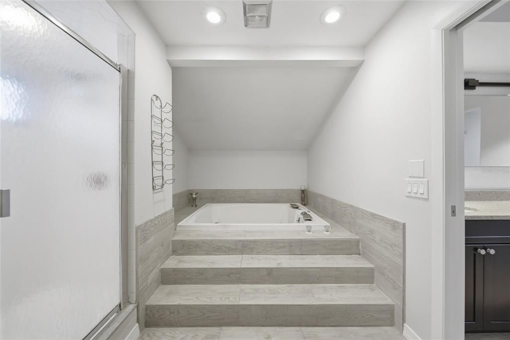 Active With Contract: $750,000 (6 beds, 3 baths, 3672 Square Feet)