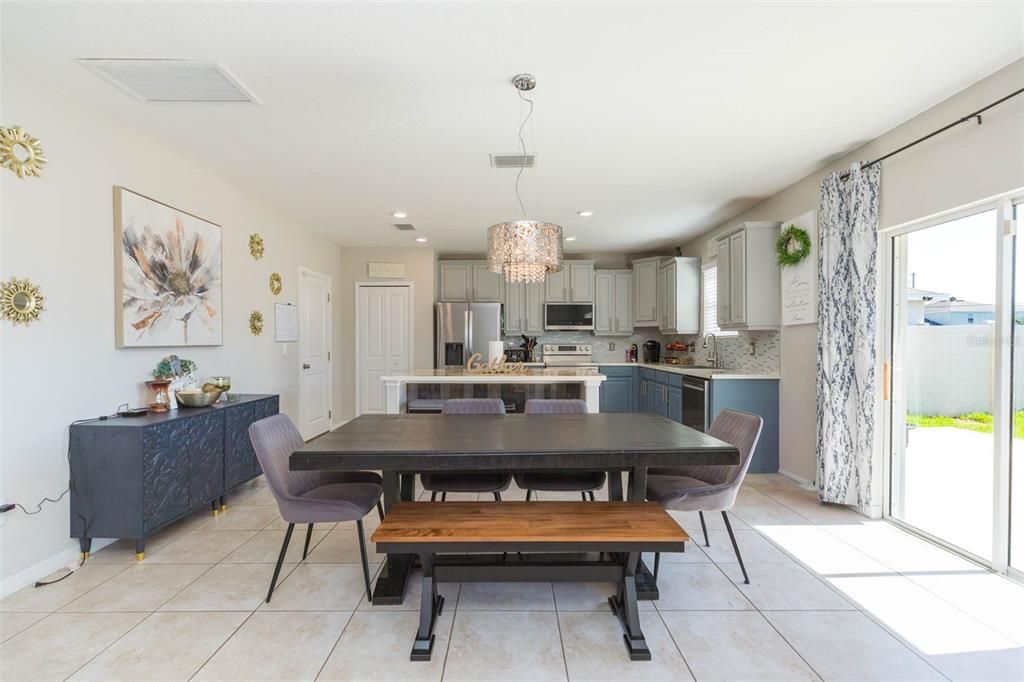 待售: $380,000 (4 贝兹, 2 浴室, 2579 平方英尺)