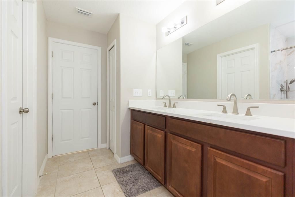 待售: $380,000 (4 贝兹, 2 浴室, 2579 平方英尺)