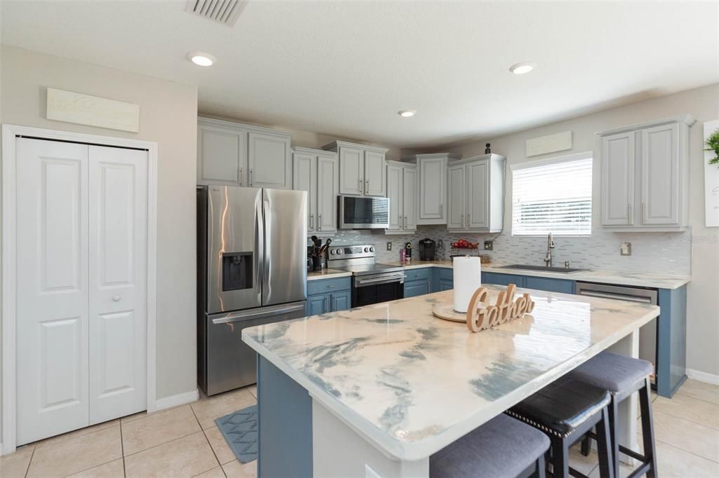 待售: $380,000 (4 贝兹, 2 浴室, 2579 平方英尺)