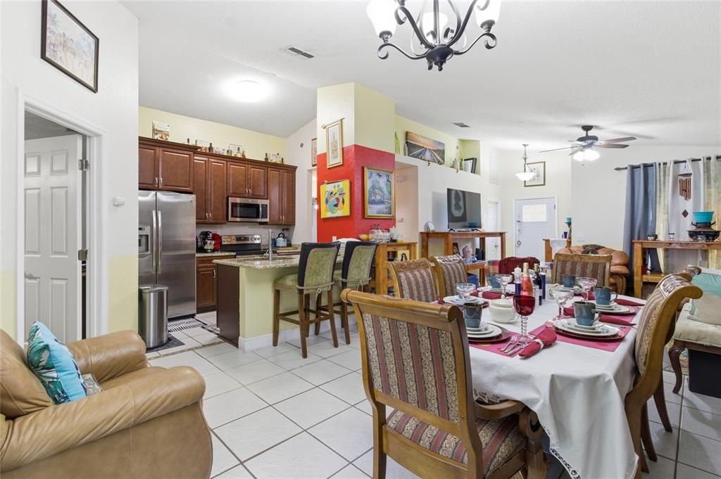 合同活跃: $250,000 (3 贝兹, 2 浴室, 1140 平方英尺)