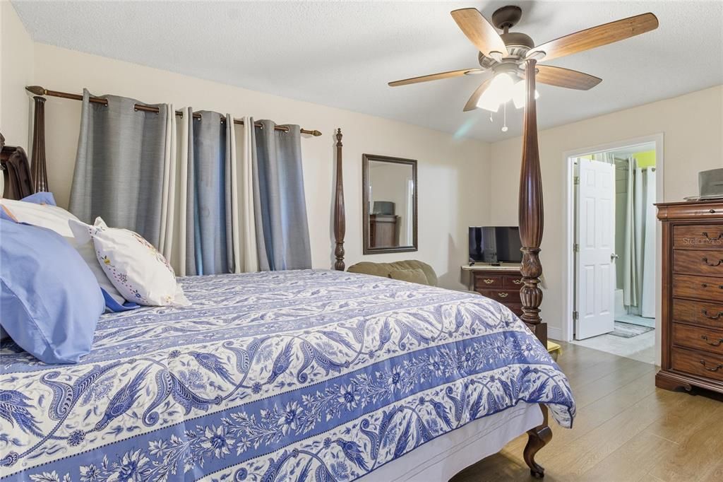 合同活跃: $250,000 (3 贝兹, 2 浴室, 1140 平方英尺)