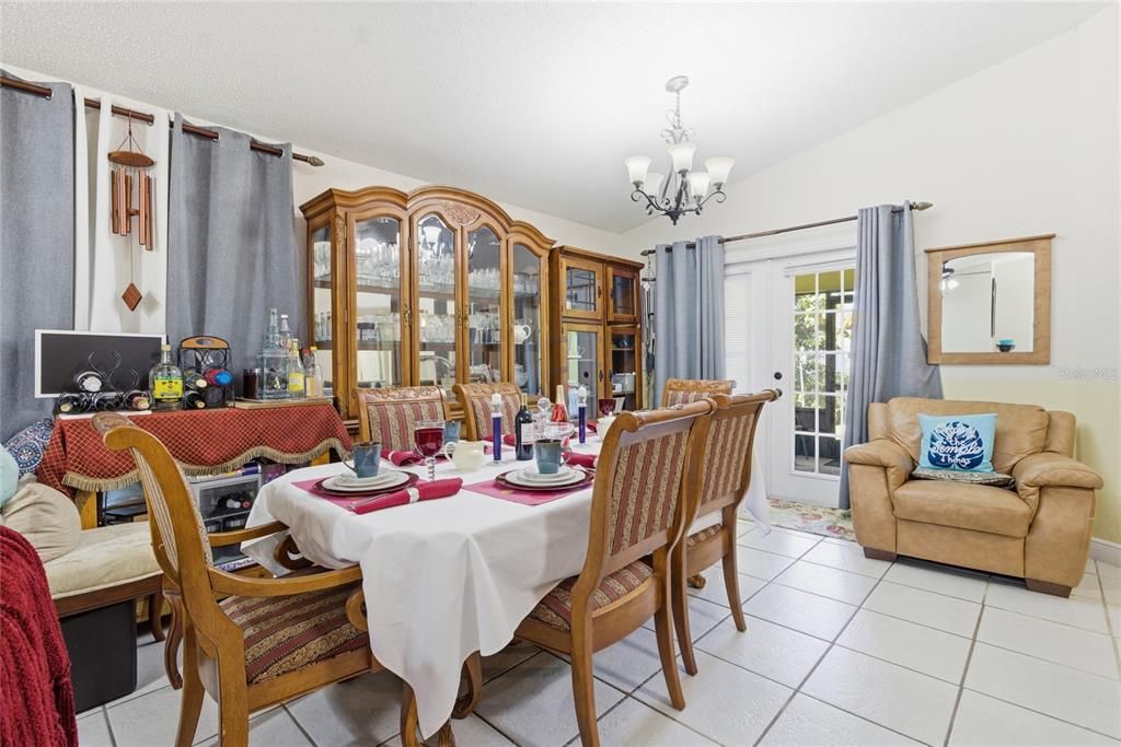 合同活跃: $250,000 (3 贝兹, 2 浴室, 1140 平方英尺)