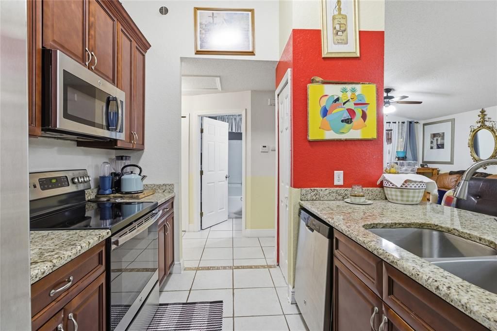 合同活跃: $250,000 (3 贝兹, 2 浴室, 1140 平方英尺)